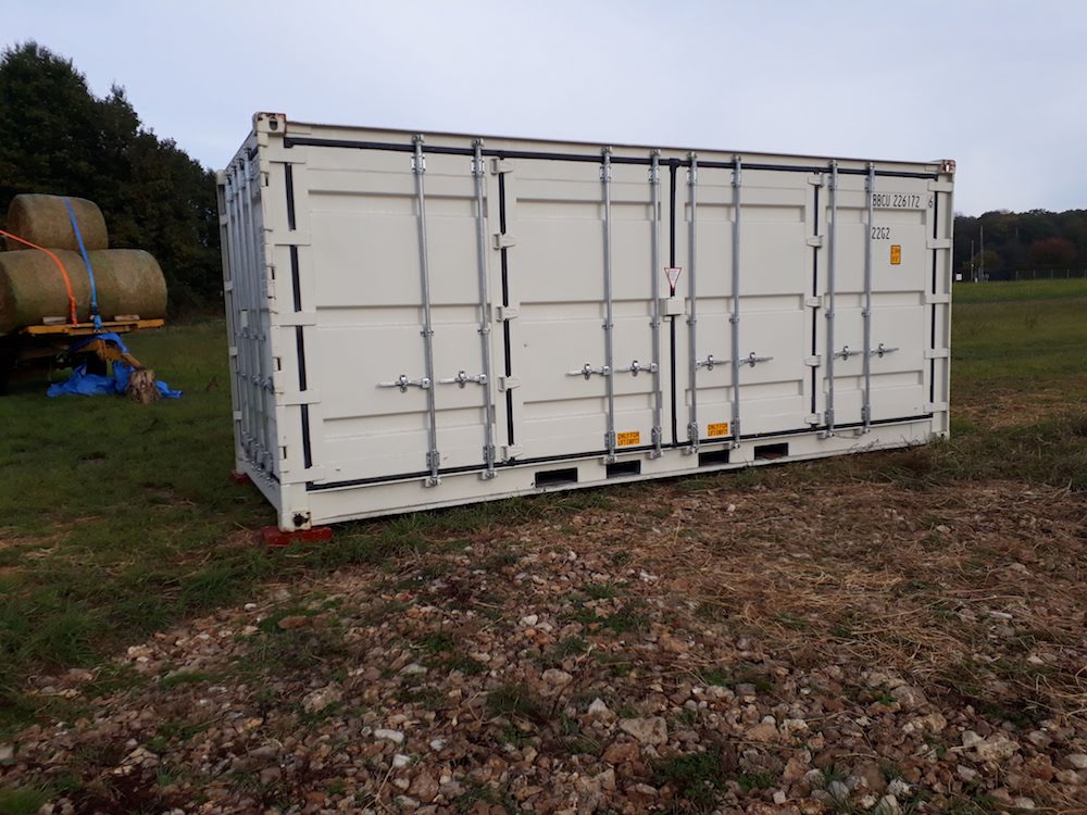 Container de 6m Open side posé sur cales