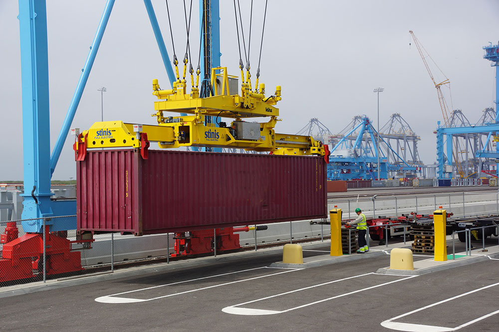 Transport d'un container sur les quais